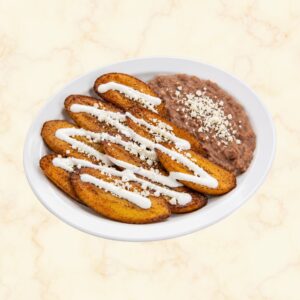 Plátanos fritos con crema y frigoles